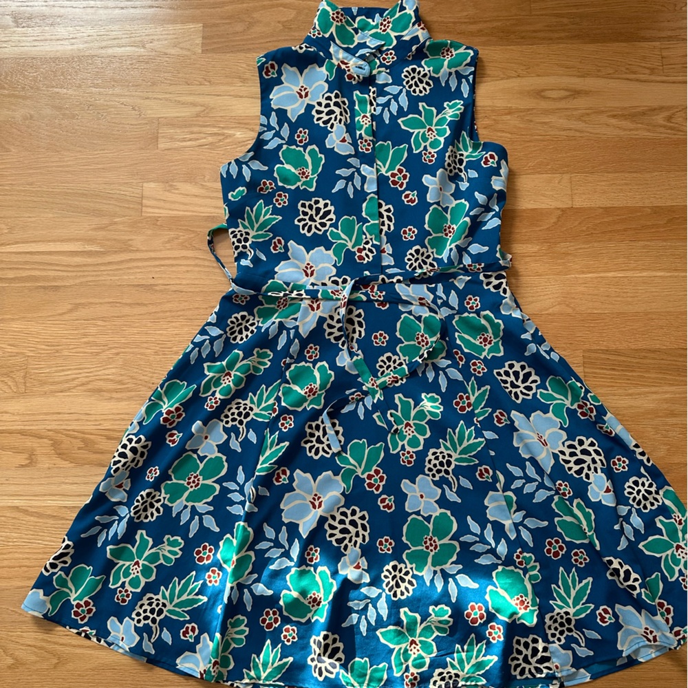 Banana Republic belted shirt dress. Floral pattern. Size 12. Lined. Midi length